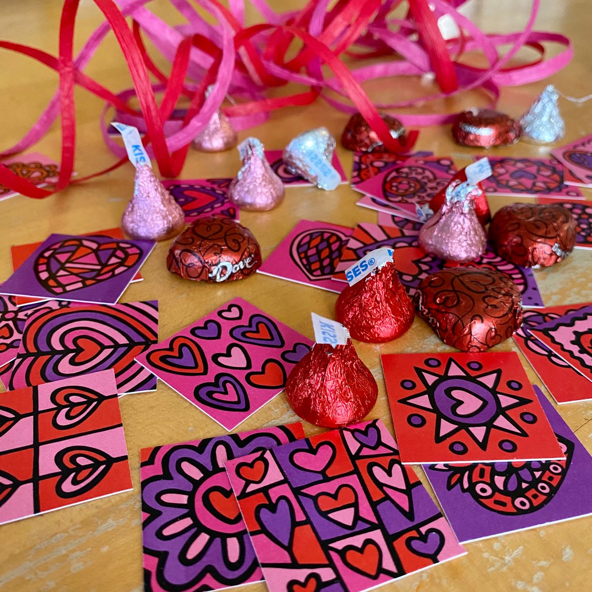 wrapping up my handmade valentine market totes! there is just one cherry red/candy pink bag left 💕
artsyville.com/collections/ma…