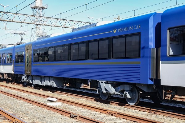 赤と青のプレミアムカー 原作の隣に自分の作品を貼る 京阪電車 プレミアムカ 出町柳 彩都 アヤ お仕事募集中のイラスト