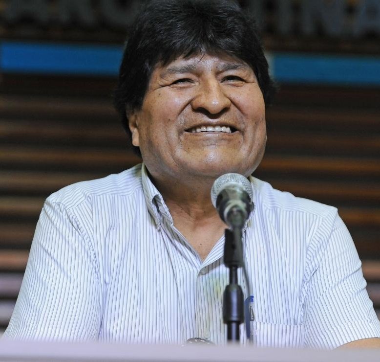 evoespueblo's tweet photo. Un verdadero revolucionario tiene que ser antiimperialista y antineoliberal porque la revolución no es de boca para afuera sino que se lleva en el alma y en el corazón; la revolución se hace cada día, explicando cómo el capitalismo destroza la vida y la humanidad. https://t.co/LZ6H0dhWo1