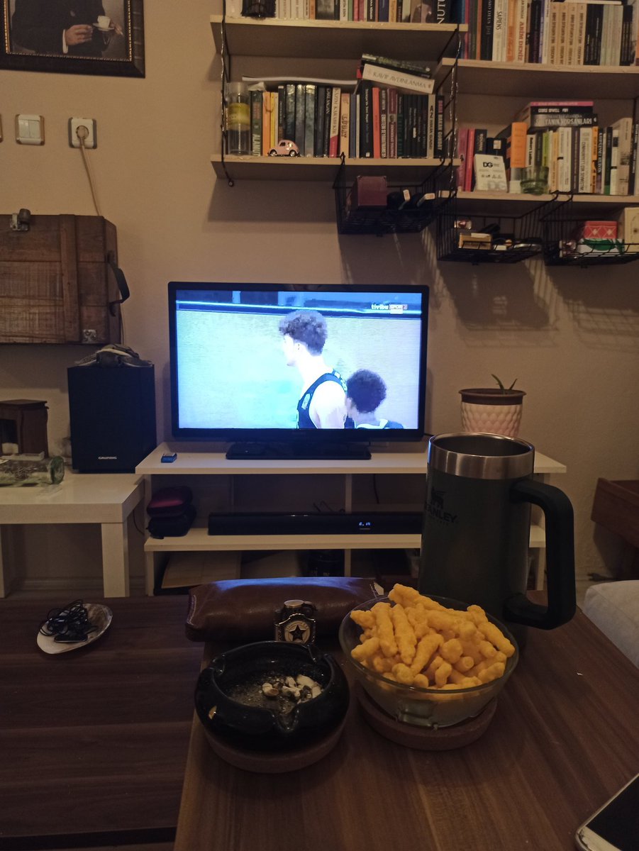 Pazar pazar keyif maçı izleriz dedik. İş bir anda EL cuma akşamı haftanın maçına döndü. Mecbur açtım ikinci Efesi 🔵⚪🏀🍺🍺