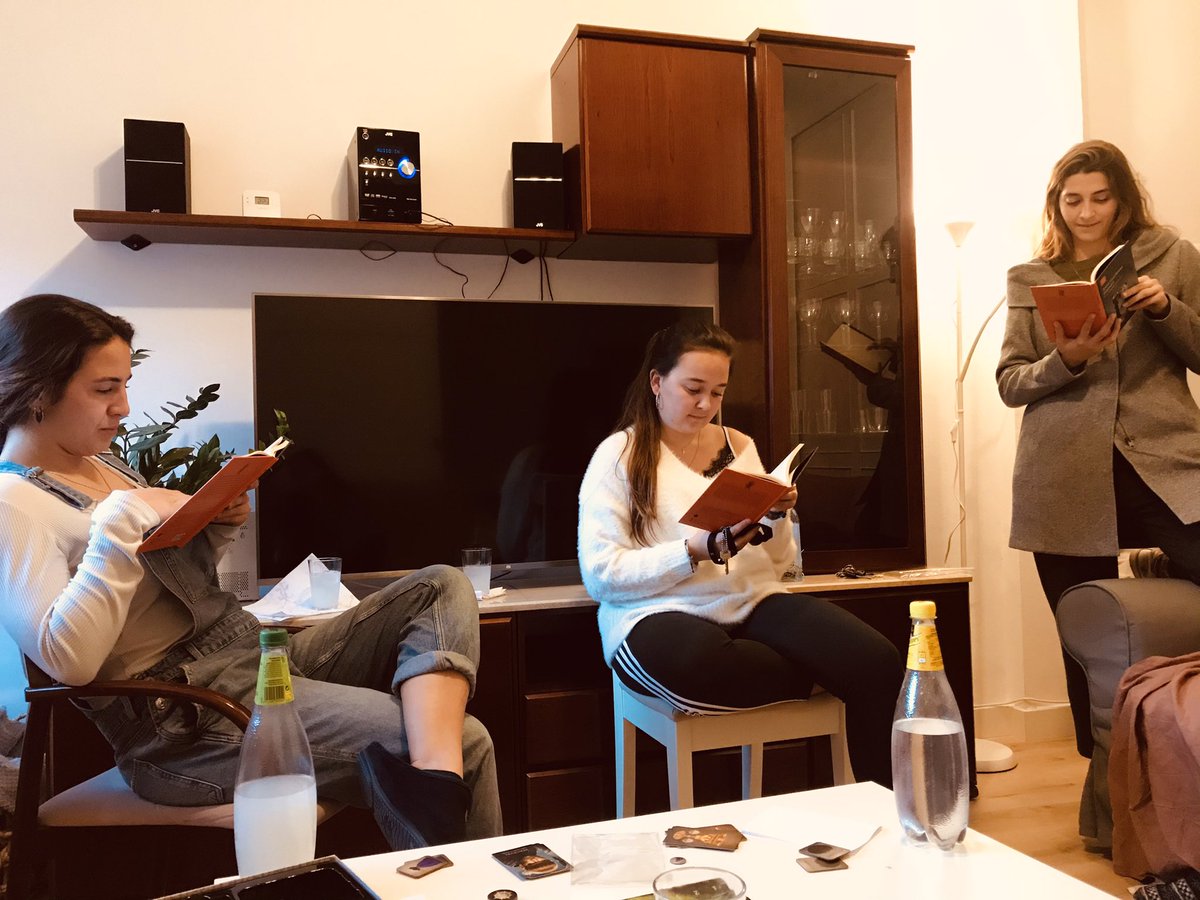 AnnaGas_'s tweet photo. Les primeres lectores d’El pèndol capturades uns segons després de donar-los-el. En fan una lectura encara íntima, però aviat això s’acaba: dimecres vinent dia 10, El pèndol volarà arreu! 🐣 https://t.co/AMg7ztnKP9