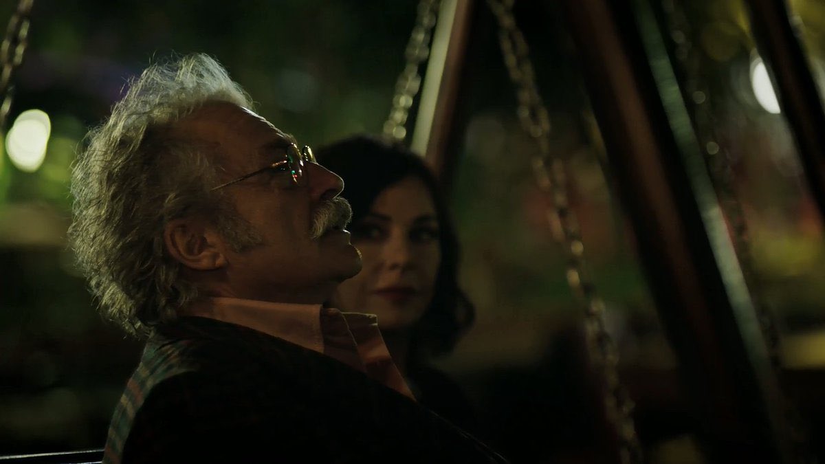 - Zaten ne demiş şair ''Hayat hatıradır, unutursan ölürsün.'

+ Ne güzel söylemiş. Kim bu?

- Unuttum.

🎬 Şahsiyet