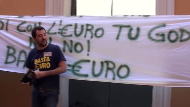 gadlernertweet's tweet image. Un amarcord dell'europeista @matteosalvinimi: quando andò a Bologna sotto casa di Romano Prodi per fargli la posta con una banconota da mille lire spillata sulla maglietta "Basta Euro". Era il 17 maggio 2014. Ora vuole governare insieme all'ex presidente della Bce #Draghi