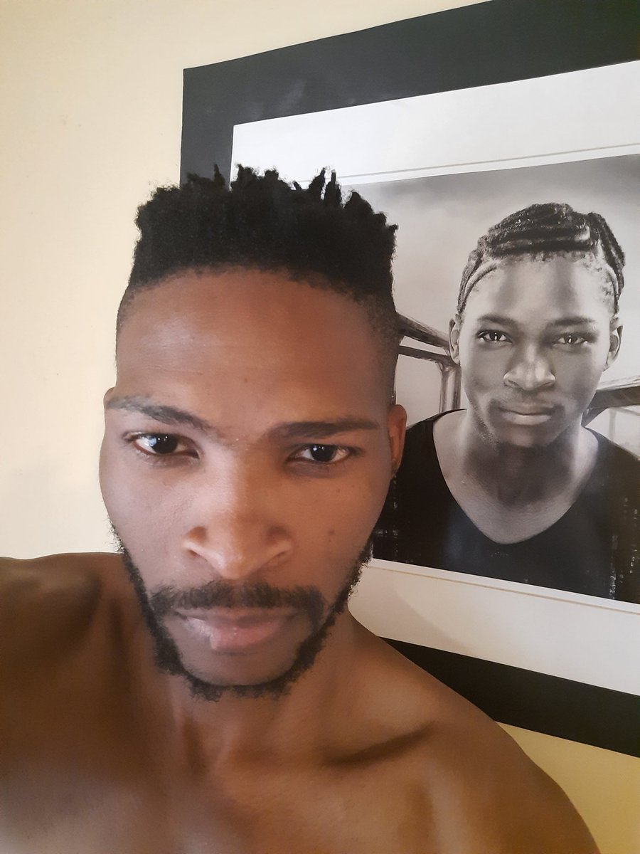 OriGnal_TPelo's tweet photo. 20 yrs vs 30 yrs old me #SelfieWithMyself https://t.co/aMCTupsVYl