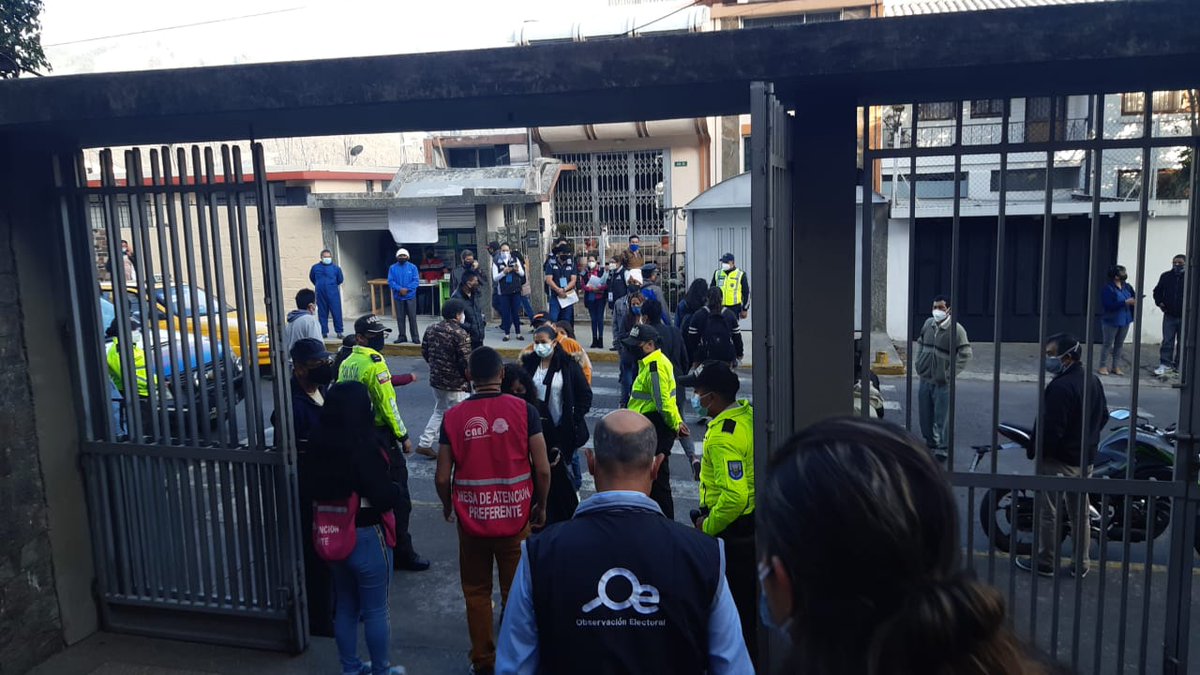 foladdhh's tweet photo. La delegación del #FOLADH se encuentra desplegada en diversos locales de votación de #Quito. Ecuador comenzó su proceso de voto con medidas de Bioseguridad #EcuadorDecide2021 #EcuadorDecide https://t.co/Jd54ZkhBvp