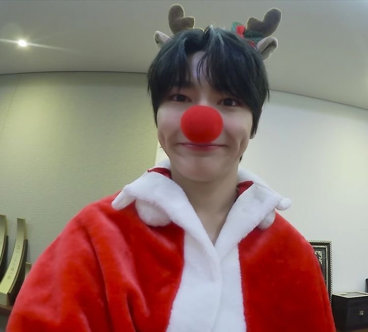 — jeongin being iconic; a happy birthday thread  #Straykids  #MaknaeINOnTopDay  #happyINday  #skz