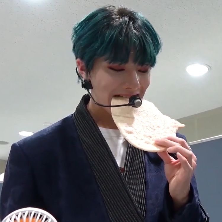 — jeongin being iconic; a happy birthday thread  #Straykids  #MaknaeINOnTopDay  #happyINday  #skz