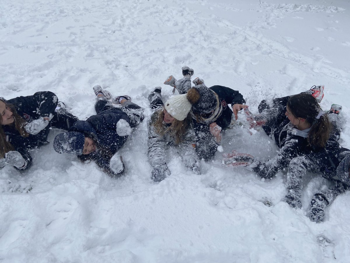 Snow days are the best Sundays #iloveboarding ⁦<a href="/NorthbournePark/">Northbourne Park</a>⁩