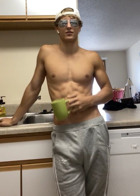 Would you invite me to ur Super Bowl Party? 🏈😉 https://t.co/YzJycdZwnx