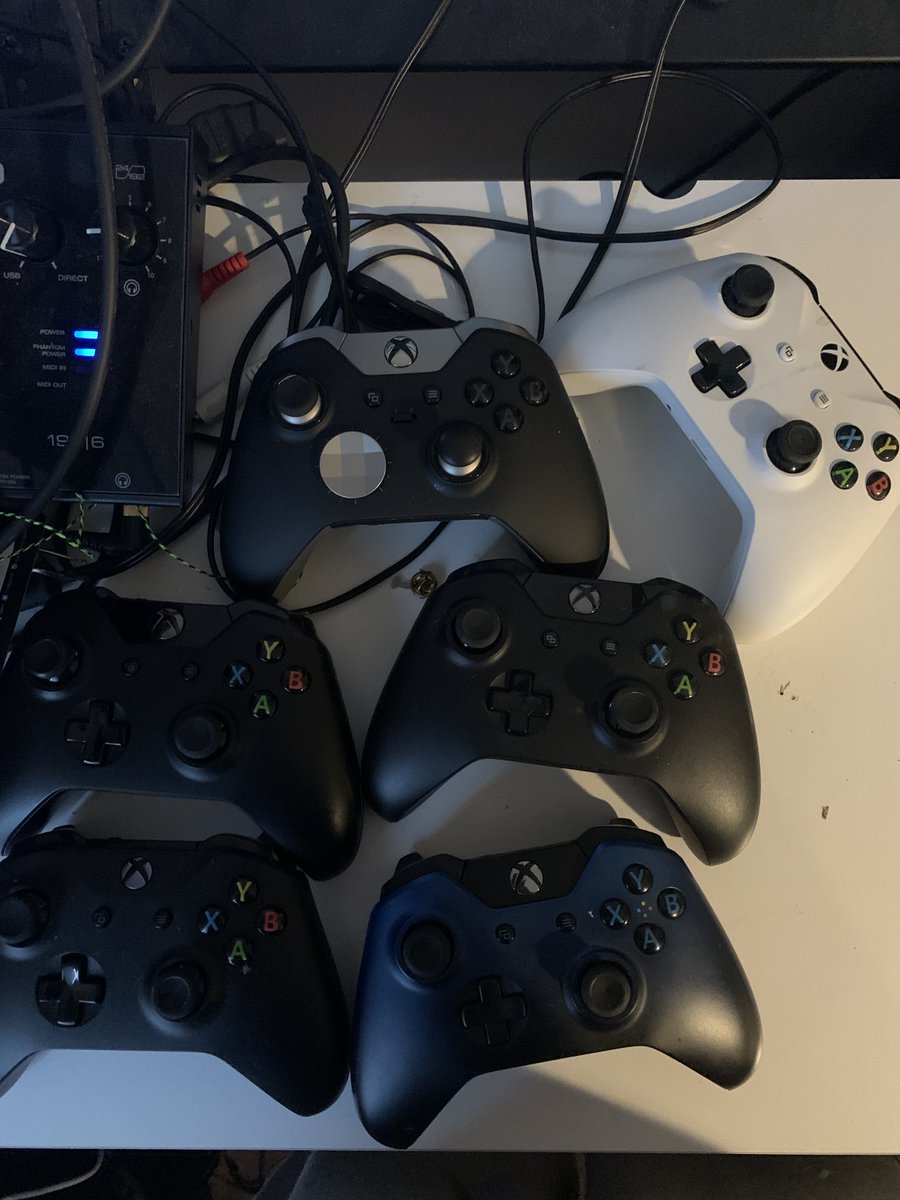 Ça c’est le nombre de manettes que j’ai acheté pour la Xbox One et qui ne fonctionnent plus. En tout 480€ Merci ⁦<a href="/microsoftfrance/">Microsoft France</a>⁩ ⁦<a href="/XboxFR/">Xbox FR</a>⁩