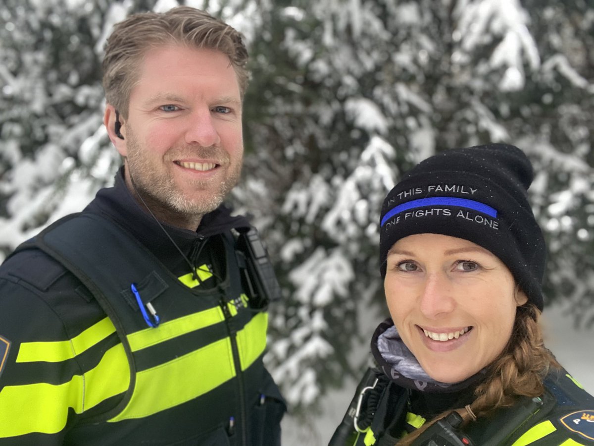 De wijkagenten van de Bilt zijn vanavond aanwezig in de wijk! Geniet van de sneeuw! Maar doe voorzichtig. Het is enorm glad op de weg! @PolitieDeBilt <a href="/GemDeBilt/">Gemeente De Bilt</a>