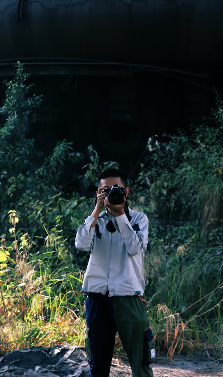 杂草丛生的废弃钢铁厂
还能从中寻找到破旧的过去
和阳光下的自己