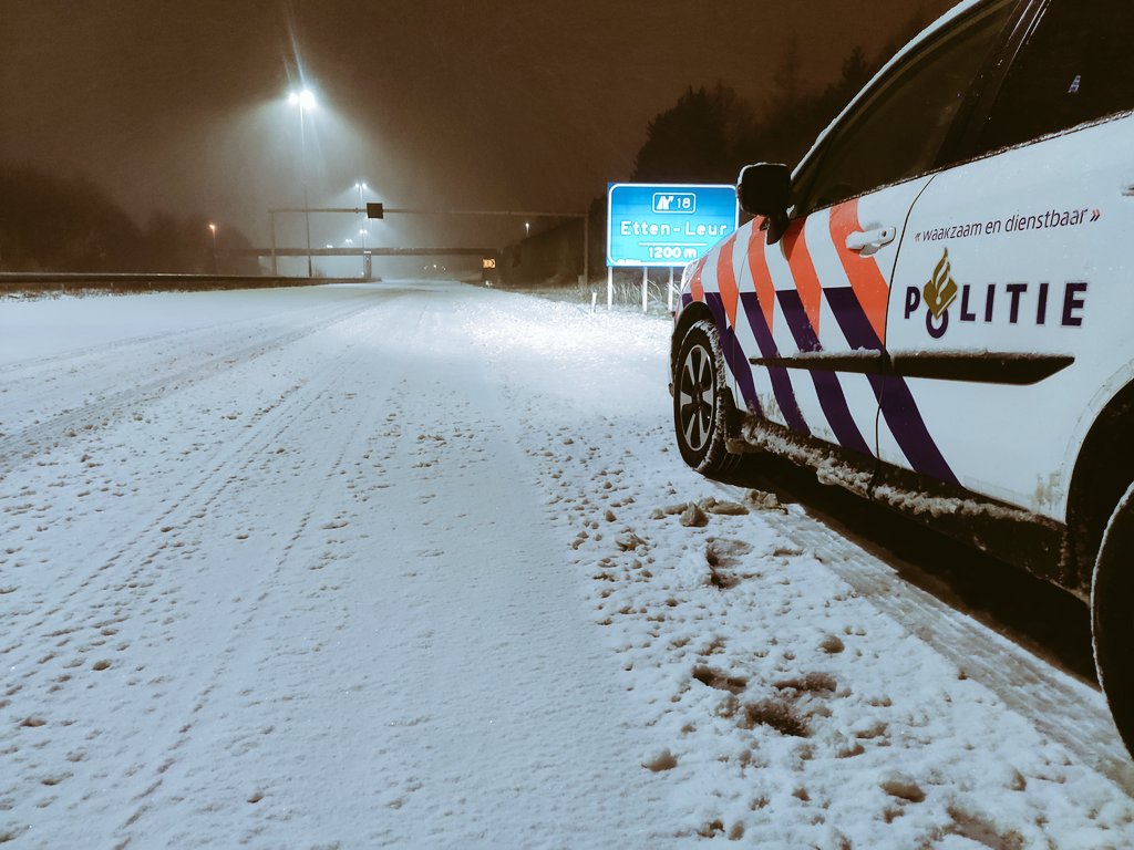 Wat is er afgelopen 24 uur hard gewerkt door alle gladheidsbestrijders in #Nederland! Een dikke shout out voor hen. Ook al waren niet alle wegen begaanbaar, aan hun inzet heeft het niet gelegen. Hulpdiensten konden nog enigszins op pad door hun inzet. Rijk, provincie en gemeente!