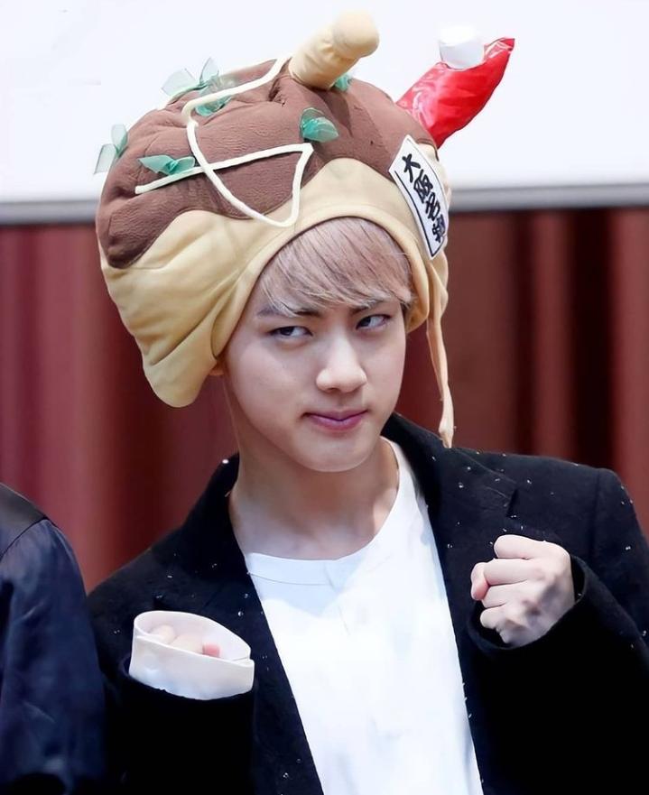 seokjinnie194's tweet photo. Seokjinnie with cutie hat 👒🎩
.
.
#JIN  #KIMSEOKJIN #seokjin #BTSJIN #BTSWinterPackage2021  #BTSARMY #진 #석진 #김석진 #jinkook #taejin #jinmin #2seok #namjin #Yoonjin #WeLoveYouJin #JinsNotes #Actor_KimSeokjin   #RunBTSep127 #cute #Jins_Notes #SeokjinsNotes #BTS_BE https://t.co/VfjRf5g3fJ