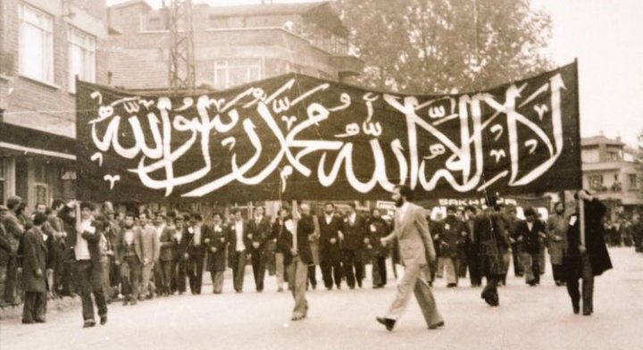 Bir gençlik hayal ediyorum;
Meclisinde, "Hakimiyet Allah'ındır"
yazısına hasret çeken bir gençlik.

- Necip Fazıl Kısakürek

#AnayasamizKuranOlsun