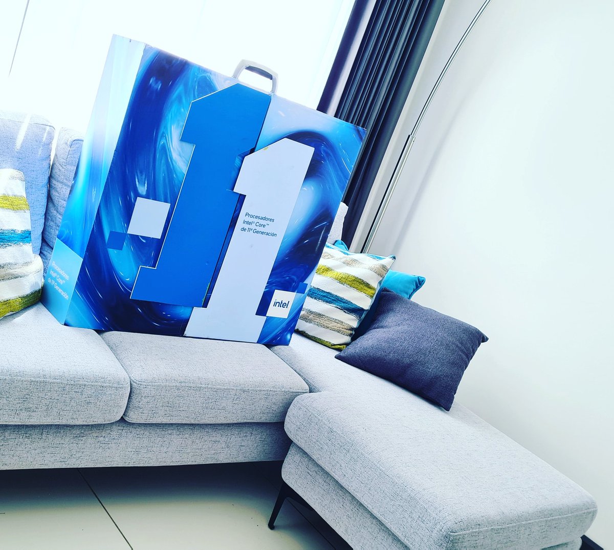 michaelpcmaster's tweet photo. Wooooooooww... vean el tamaño de esa caja que nos envió Intel!
Pronto unboxing en mi canal de YouTube a sea lo que sea que está ahí dentro
El empaque pesa 17 kilos! 😅😅
Qué creen que sea?
Atentos al canal, ya la 11th generation de Intel está aquí!
#unboxingintel https://t.co/u9shWs44u1