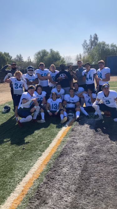 dr_crawf's tweet image. I loved calling games for this @ArgonautsC team so much

Fav moment this season came today when @jamescrowell_ &amp;amp; @knipp_joe lined up at WR right in front of the broadcast booth. Crowell pointed right us on a Babe Ruth type vibe. Davante Adams ain’t doing that to Joe Buck! #GoArgo