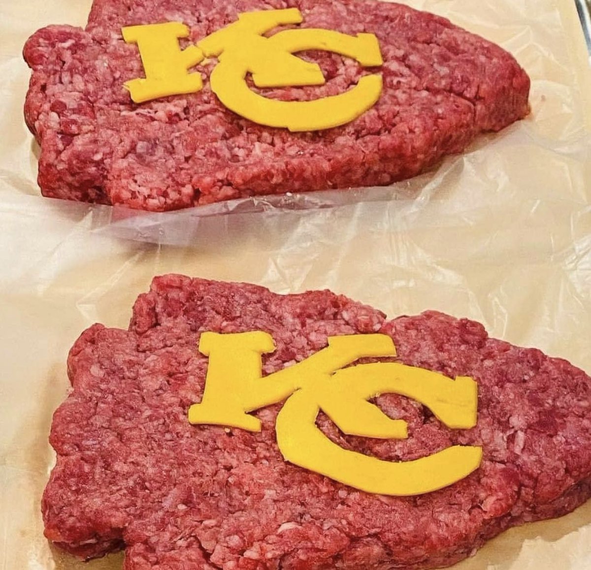 darrenrovell's tweet photo. Chiefsburgers at Bollings Eatery &amp; Meatery in Iola, Kansas. https://t.co/J3vMRdE2Nb