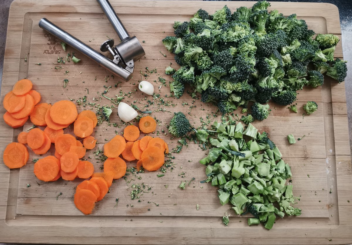 MarlianaTate's tweet photo. It's a frigid -32c in #yyc today. My husband and I have hunkered in, and are #creating #beautiful #soupsandstews to warm our #home and fill it with the smells of a labour of #love. #canadiancooking #winter #broccolicheddarsoup #goodcook #nutritionist https://t.co/tIHTm5QV51