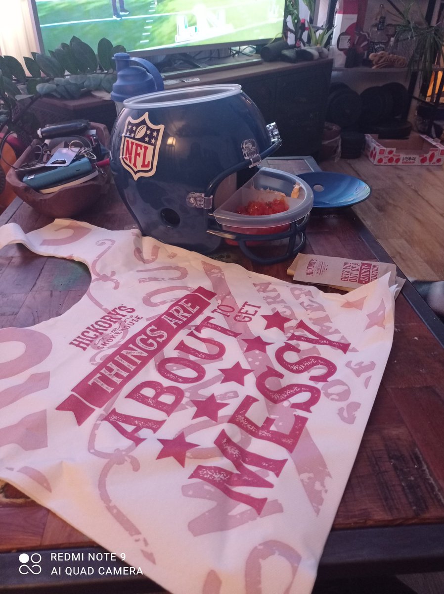 JustJade_Kelly's tweet photo. #SuperBowl2021 #football #KansasCityChiefs #TampaBayBuccaneers #snacks #helmet #beers #sports #goodtimes #letshaveit #supersunday https://t.co/cPAxA7Rw8y