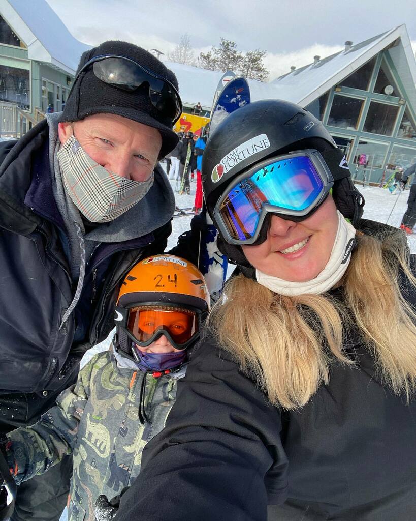 Sunday fun day 🤩 🎿 
Btw- positive affirmations make the world of a difference when you’re facing fears 💫 I’m strong. I’m brave.✨ instagr.am/p/CLAVDFopJin/