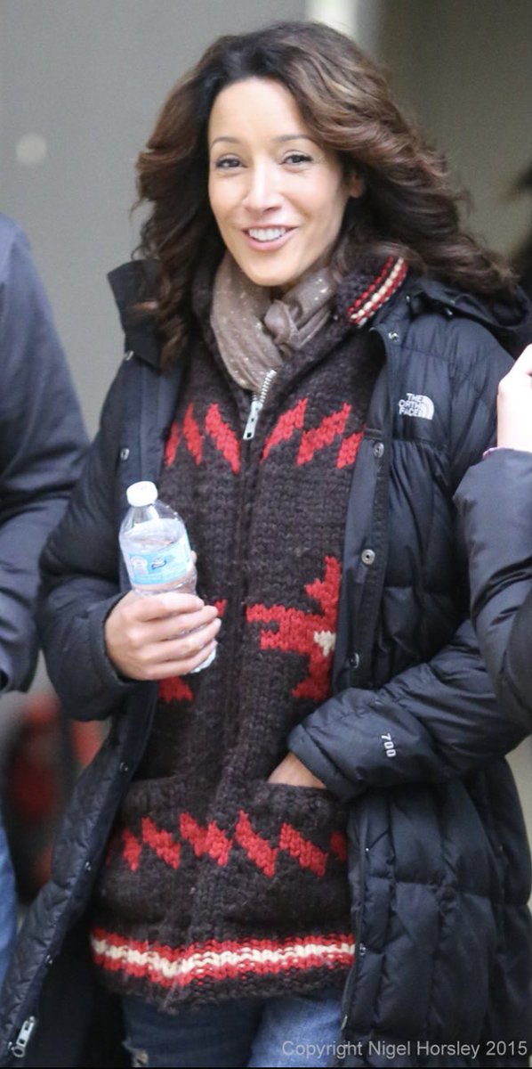 cosmicalbee's tweet image. I knew I’d seen that woolly jacket somewhere before. Love it ❤️ #SnugAsABug #JacketEnvy #ProofSet #TVMagic 📺✨