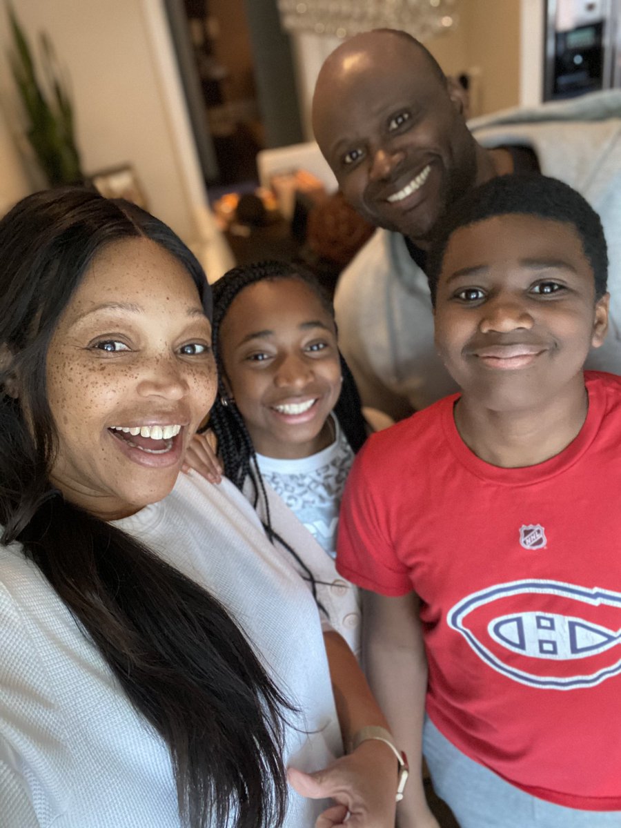 thetracymoore's tweet photo. I do not watch football but hell yes I am excited to eat snacks! @Rogers Ignite TV is keeping our family well connected to all the hype (so who is playing again?!) 🤷🏾♀️🌭🍕🍟
#IgniteEveryday #Rogers_Partner https://t.co/iy4E7hGc7O