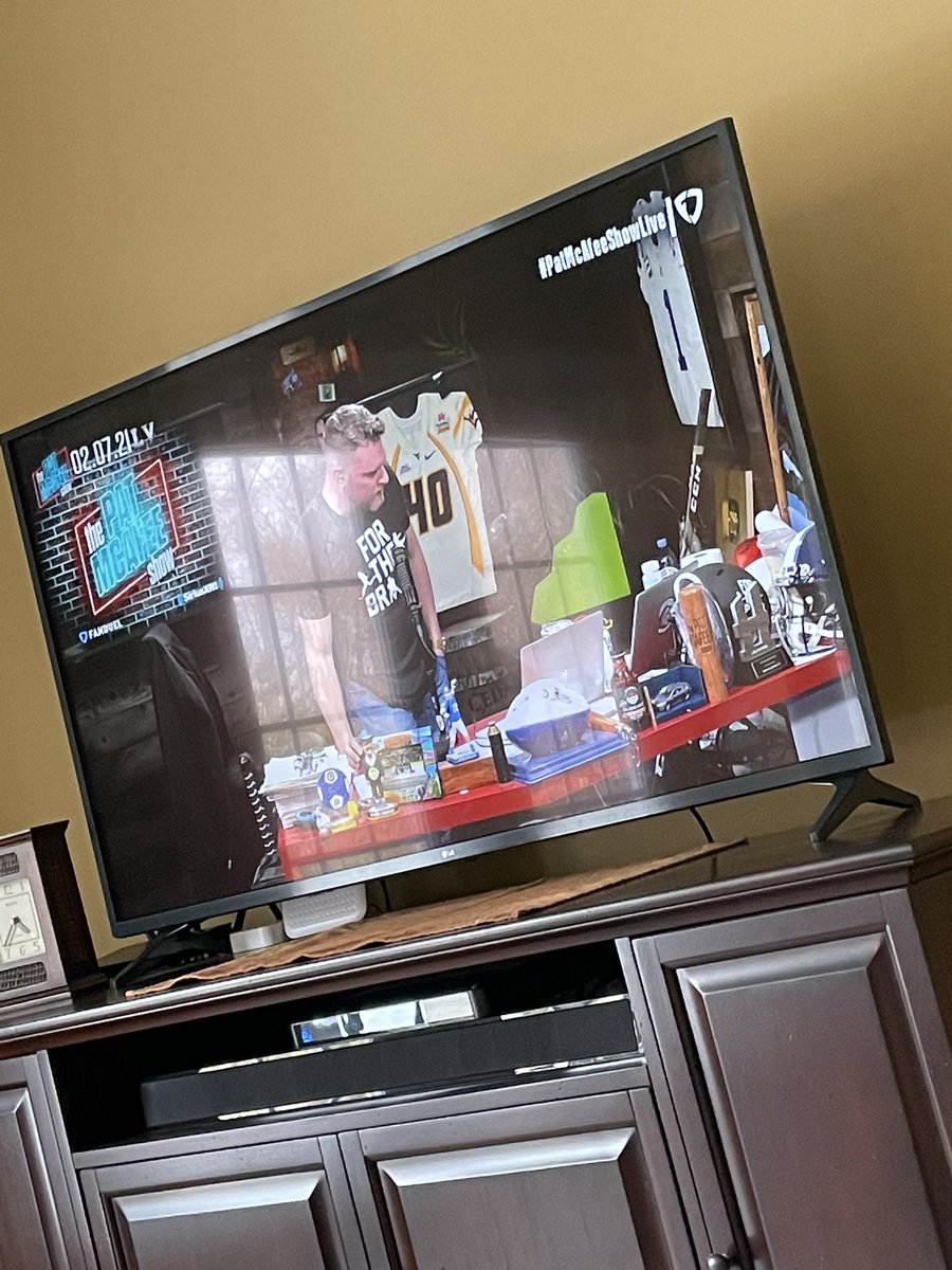sanderson056's tweet photo. Great start to Super Bowl Special with the GOAT, watching from Southern IN #FanDuelPMSSuperShow https://t.co/NUmTmd7zYt