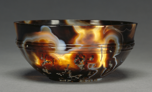 A thread of very good, wonderful, truly Super Bowls.Translucent agate bowl with ornamental grooves and coffee-and-cream marbling. Found near Qift in southern Egypt. 300 - 1,000 BC.  Getty Museum  https://bit.ly/36TbmPB 