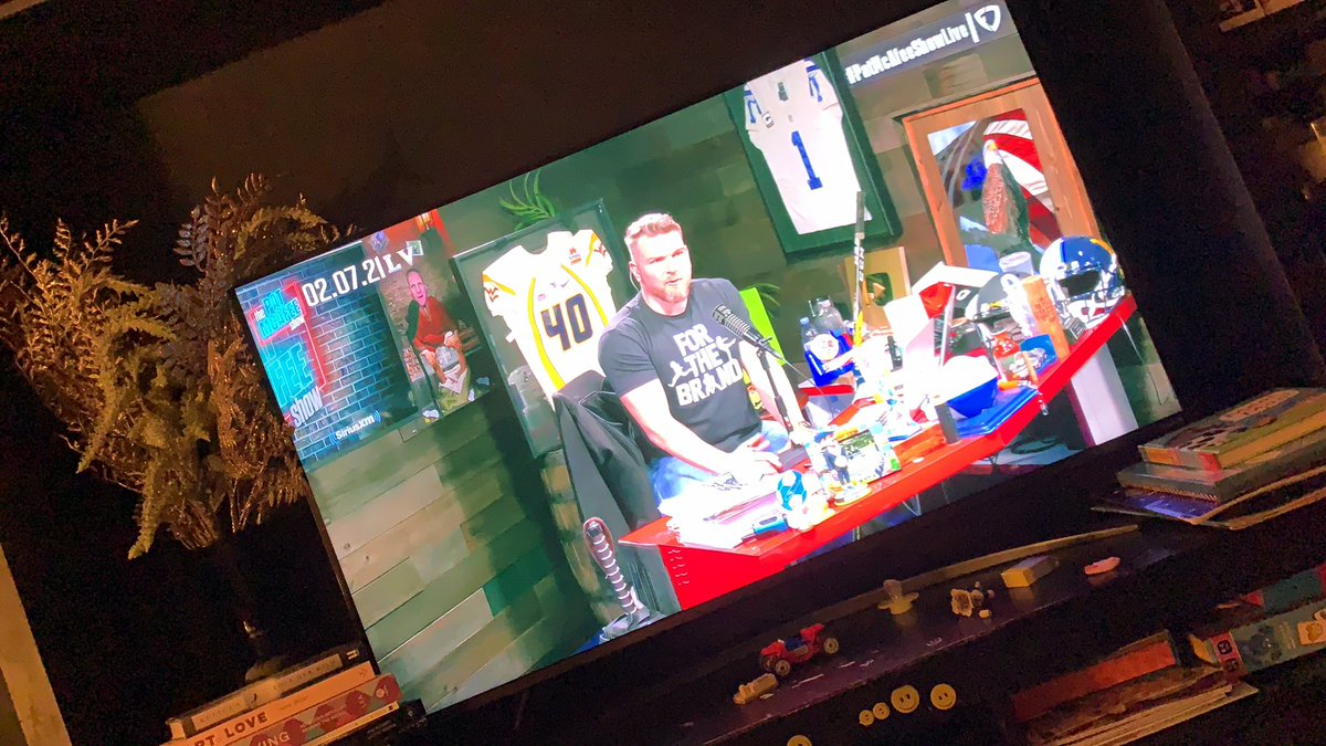 vanny9's tweet photo. Watching the Pre show... #FanDuelPMSSuperShowAt4 https://t.co/l5eh72ZAFb