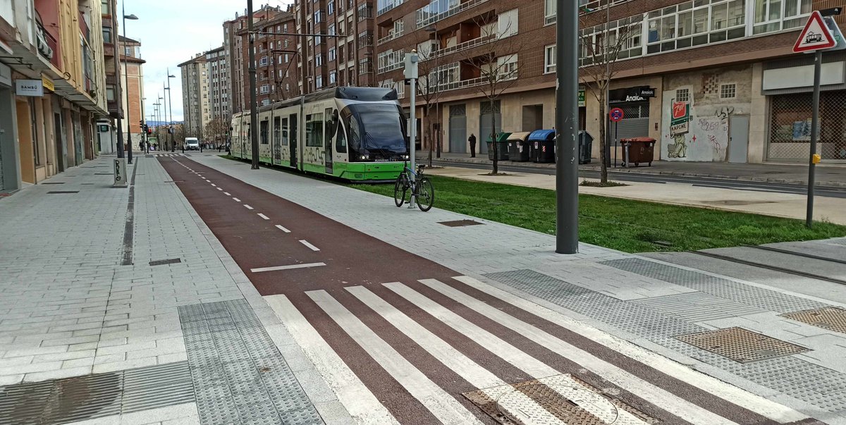 CirculaenBici's tweet photo. Quitar espacio al coche permite crear nuevas infraestructuras para DIVERSIFICAR los modos de desplazamiento.Vitoria. De 4 carriles de coche a 2 https://t.co/M4nCyLjVdy