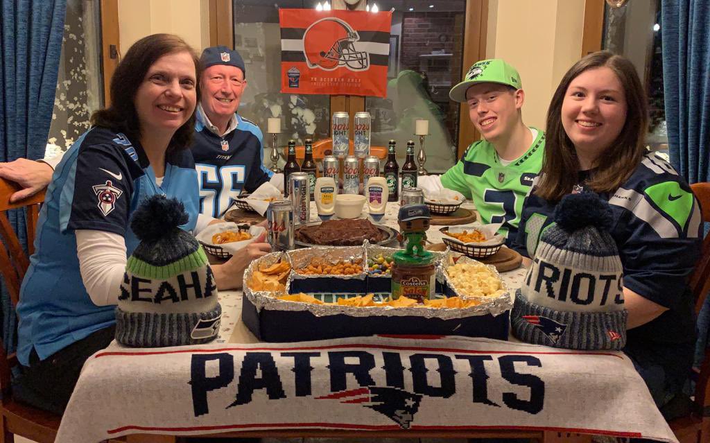 wonderwolf99's tweet photo. Bier? Ist gekühlt!
Spare Ribs? Sind gegessen!
#Snackstadion? Steht!
#SuperBowl bei #ranSB55? Kann losgehen!😎🔥💪🏼 #ranNFL https://t.co/D9InjYPDMU