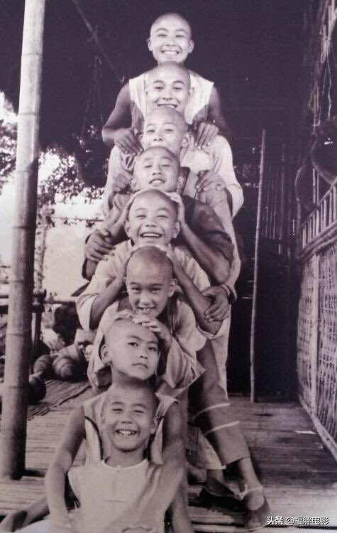 Albino 少林小子 1984 英題 Kids From Shaolin 邦題 少林寺2 子役たちとトーテムポール撮りを楽しむ李連杰 リー リンチェイ 同化しすぎ T Co Bj5fd7kv0c Twitter