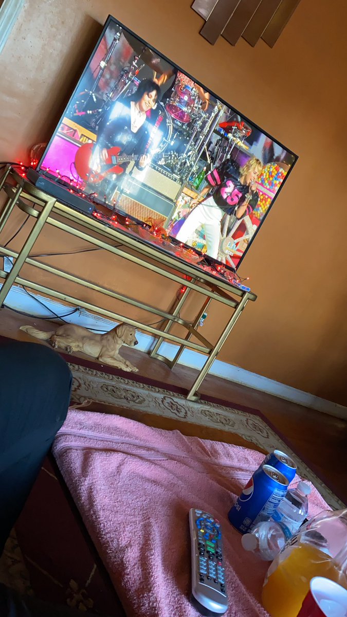 Miley Cyrus.... yeaaa they should’ve got Hannah Montana 😒