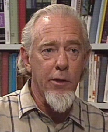 Redan tidigt gjorde han sig omöjlig i det svenska etablissemanget. I en avhandling påvisades nationella hemligheter: Wallenbergs samröre med nazisterna och Sveriges med Nato. Så professor fick han bli i Roskilde. Nu är han död, och bör minnas. Läs här:
etc.se/ledare/darfor-…