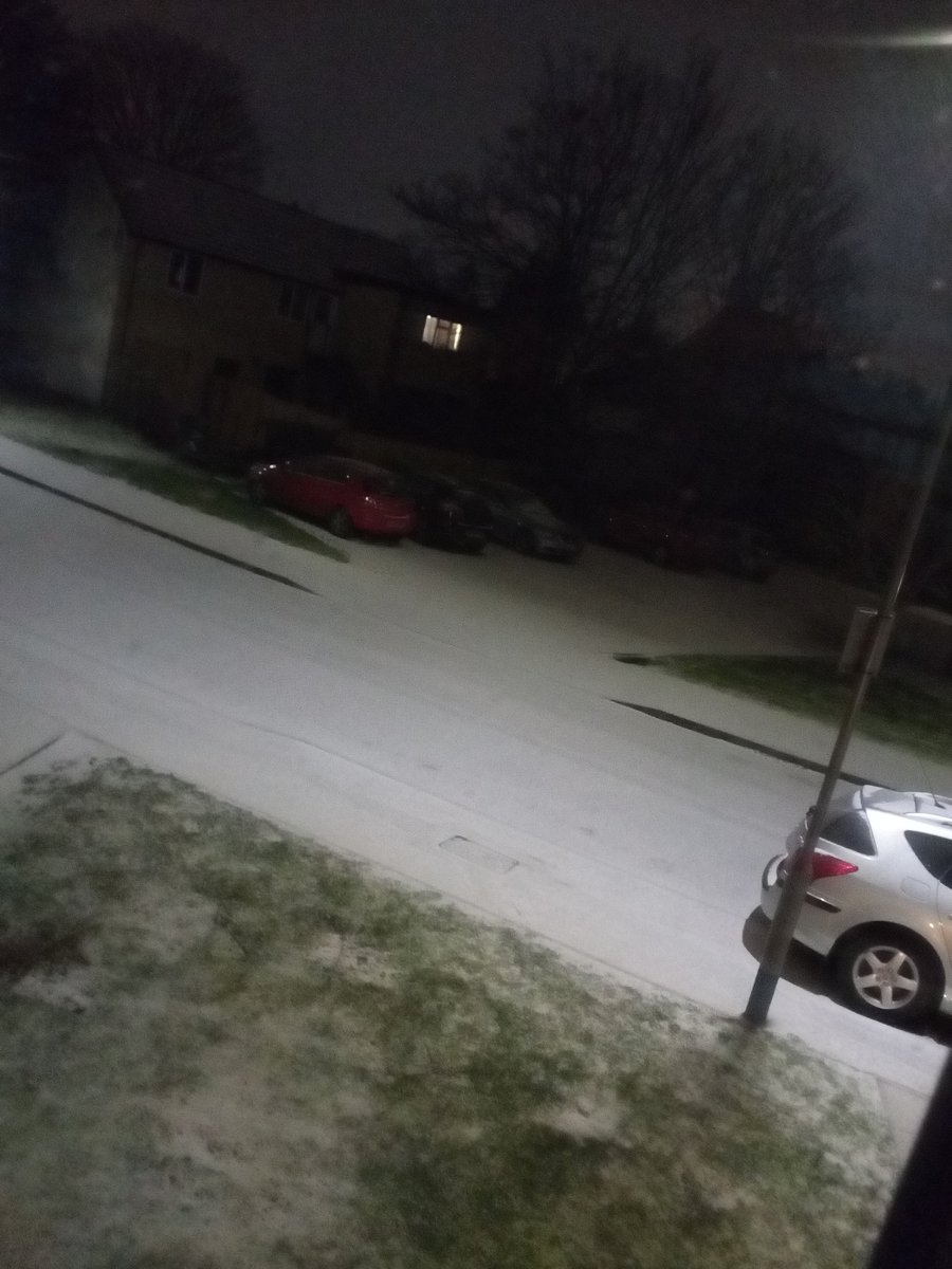 Samara_Sho's tweet photo. @UKWX_  it's arrived now 10 pm #snow #SnowStorm2021 #luton #Snowuk https://t.co/tVCu8tJ9nG
