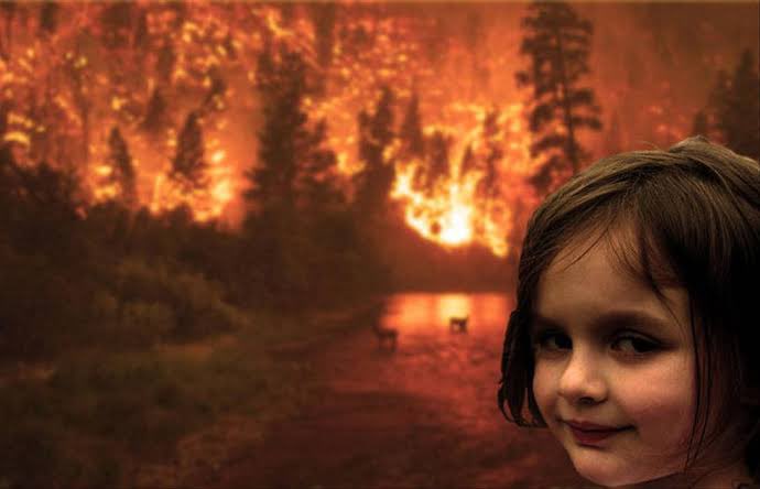 Little effect. Девочка улыбается на фоне горящего. Девочка с горящим домом. Девочка на фоне горящего. Девочка улыбается на фоне пожара.