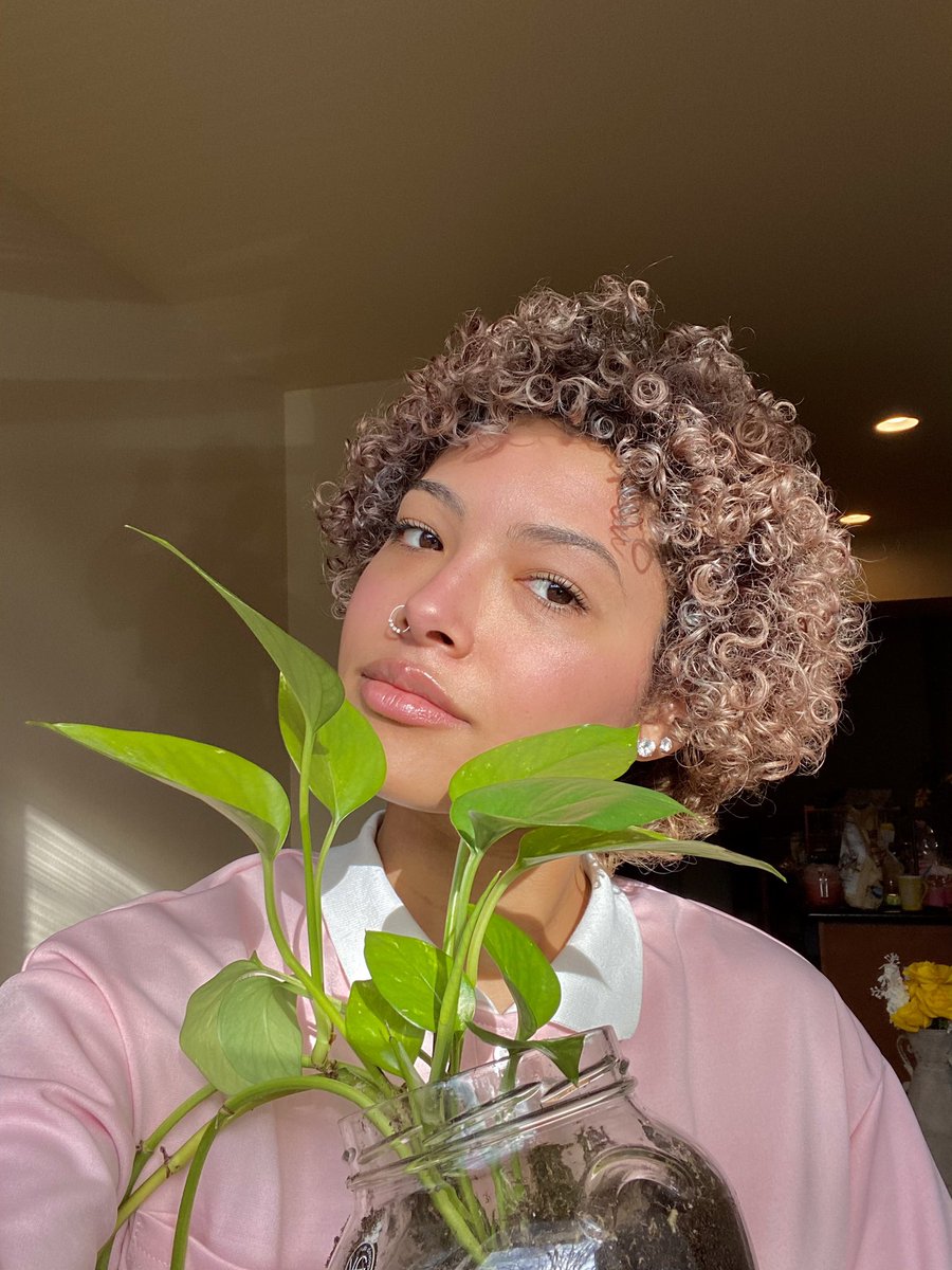 Happy Super Bowl Sunday everyone! How many plants do you have? Kai and I have 11 in our house 🤍