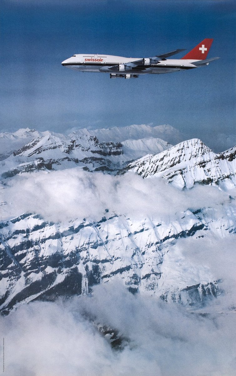 Sr_JOF's tweet image. Entre 1971 y 2000, Swissair tuvo en su flota un total de siete Boeing 747: dos de la serie -200 y cinco de la -300, reconocible por el puente superior alargado. 
Esta fotografia de Fernand Rausser convertida luego en poster, muestra uno de los B747-357 de la aerolínea de Suiza.