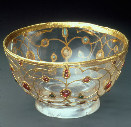 Rock crystal bowl inlaid with gold and set with rubies, emeralds, and sapphire-blue glass. Late 16th – early 17th century. India, Deccan, or Mughal.  Kuwait National Museum