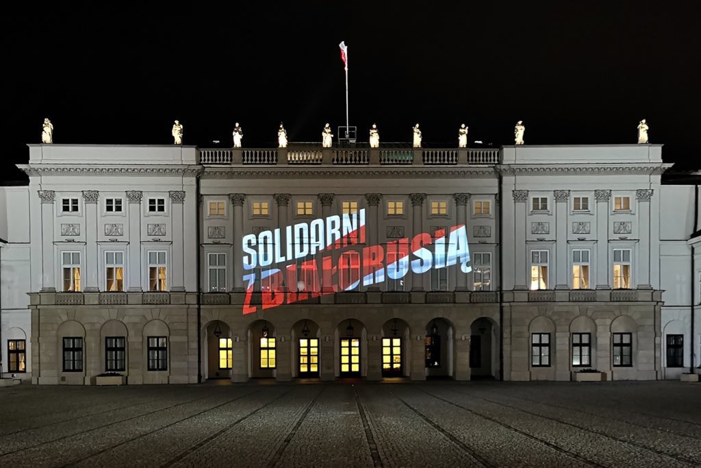 Iluminacja Pałacu Prezydenckiego w Międzynarodowym Dniu Solidarności z Białorusią  #StandWithBelarus #ZyvieBelarus