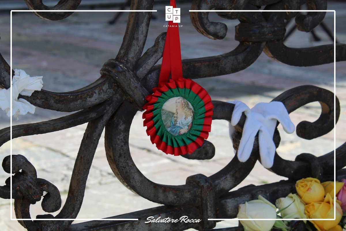 CataniaUpTw's tweet photo. 💝 Quest'anno la coccarda di #SantAgata è divenuta uno dei tanti doni che i #devoti hanno deciso di lasciare sui cancelli della Cattedrale, come omaggio alla Patrona di #Catania.

📍 Cattedrale di Sant'Agata (Catania)
📸 Foto di @Saelvig https://t.co/pXgg04xh5X