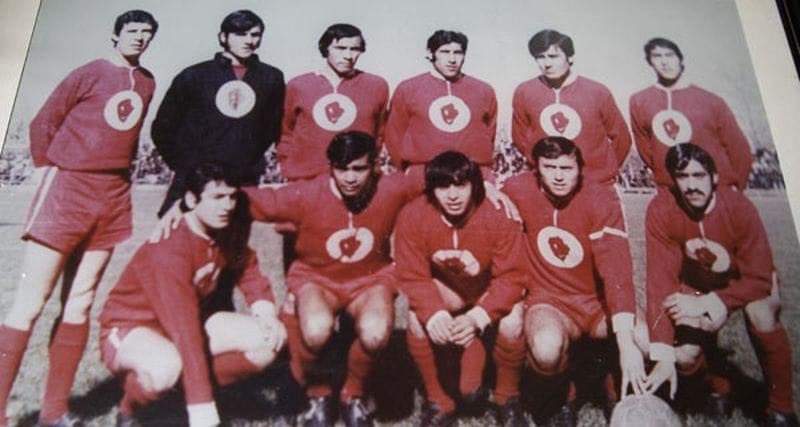nublenseSADP's tweet photo. Con mucho dolor, lamentamos la partida de Mario Osben, quien fue parte de la historia de nuestro club en la decada de los setenta. Mario “Gato” Osben fue el guardián del de arco ñublensino en el año 1971. Descansa en paz, Mario. https://t.co/2YsS9YOyNp
