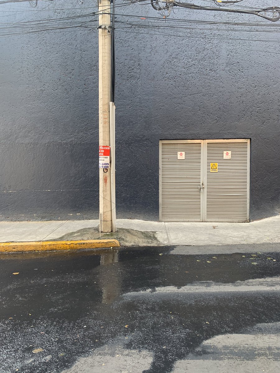 fer_roca's tweet photo. Domingo 7 feb 2021 11:45am. Sigue la fuga de agua sin ser atendida en cóndor esq. Calzada de los leones en las aguilas. Preocupante que esté junto a subestación eléctrica! @LasAguilasCDMX @SacmexCDMX @C5_CDMX https://t.co/0rmiqelC9z