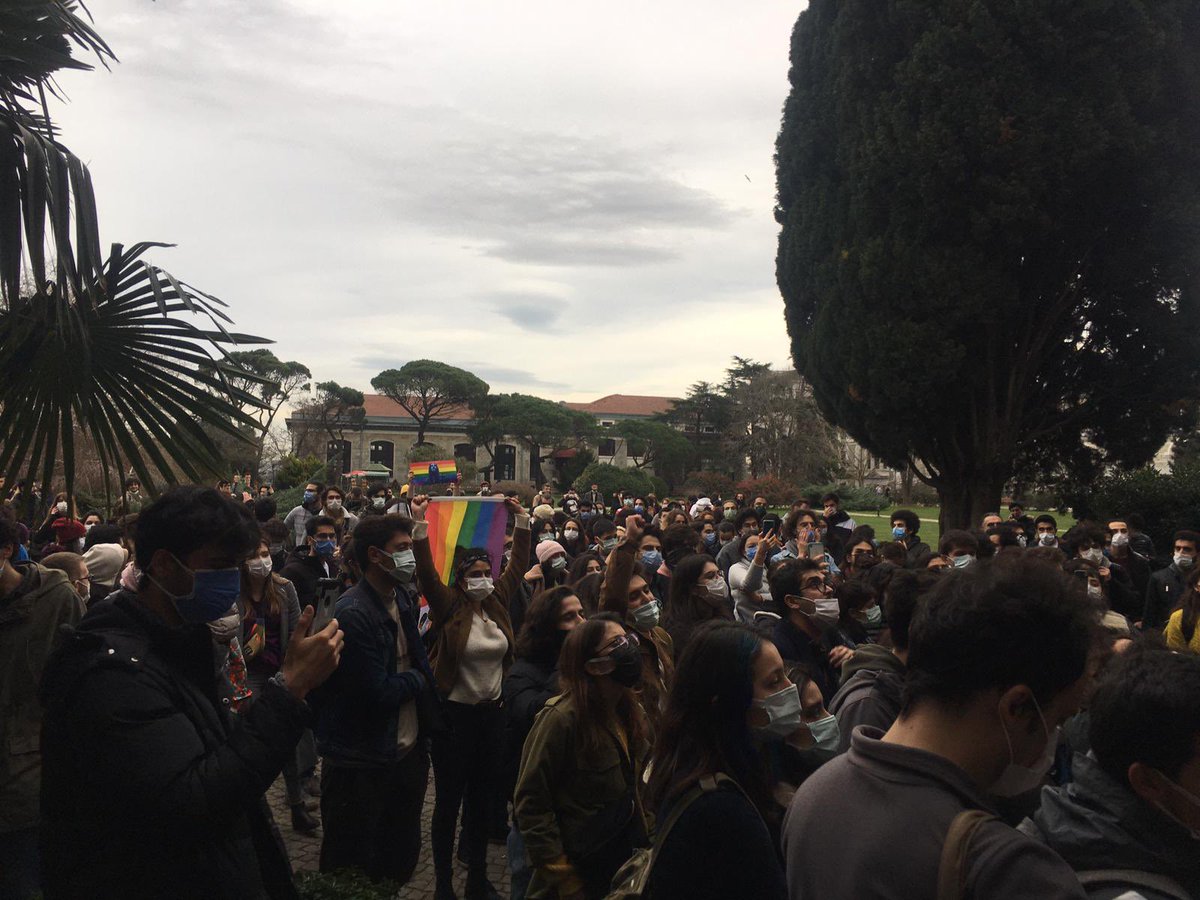 Direnişimiz bir aydır sürmekte ve büyümekte.
Tutuklanan ve ev hapsi cezası verilen tüm arkadaşlarımızı alacağız.
Zafere kadar mücadele edeceğiz!

#BoğaziçiResistance