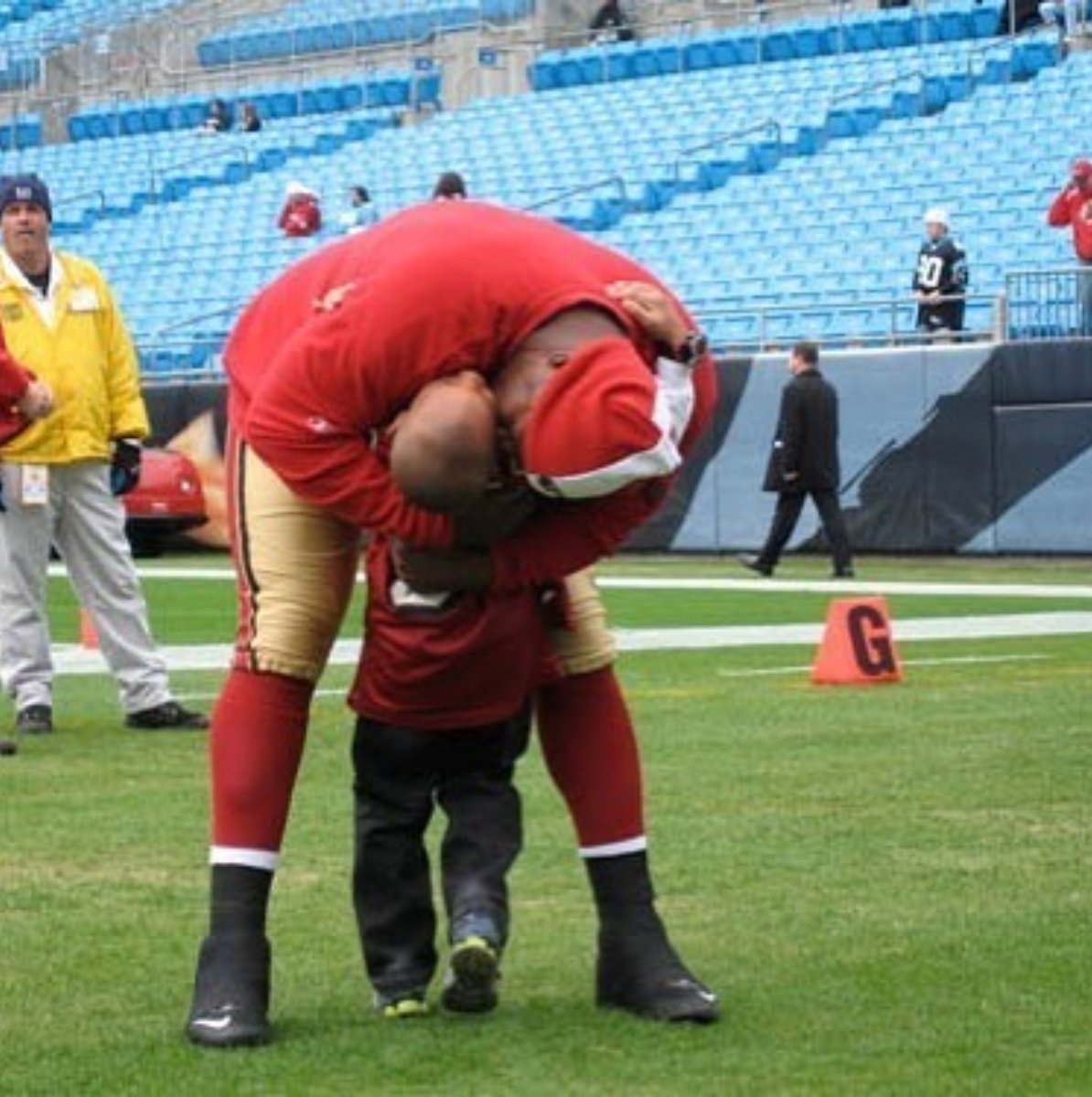 PBTF's tweet photo. .@49ers Champ &amp; PBTF Ambassador @Bgr8t invites you to join the Bryant Young Big Game Battle: https://t.co/uNvd9jJKsL How does it work? Make your picks NOW before the #BigGame. Play athletes, celebrities &amp; friends while supporting kids w/ #braintumors. @RivalsMediaUS @MGarcia_76 https://t.co/x12detrJCy