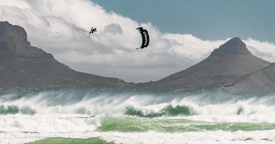 corewatersport's tweet photo. This shot is just  🤯🤯🤯
Joshua Emanuel nailing an amazing session last year at Blouberg with the #megaloop machine #GTS6 #GOKITING⚡
📷Juli Pereyra 
#corekites #tb #crazyconditions #gobigorgobig #capetown #windtown #kitesurfing #kiteboarding #gts6 #mageloopmachine #rideon https://t.co/IQ5WRRzCGy