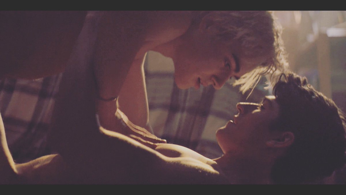 closthearts's tweet photo. #shoren is my favorite. Shane and Oren need each other - Shane wants a relationship and Oren is dealing with an eating disorder. also: love that as a male dancer, mental health challenges. 😍💌💭⭐️ #tinyprettythings #tinyprettythingsnetflix https://t.co/GqggmAITyl