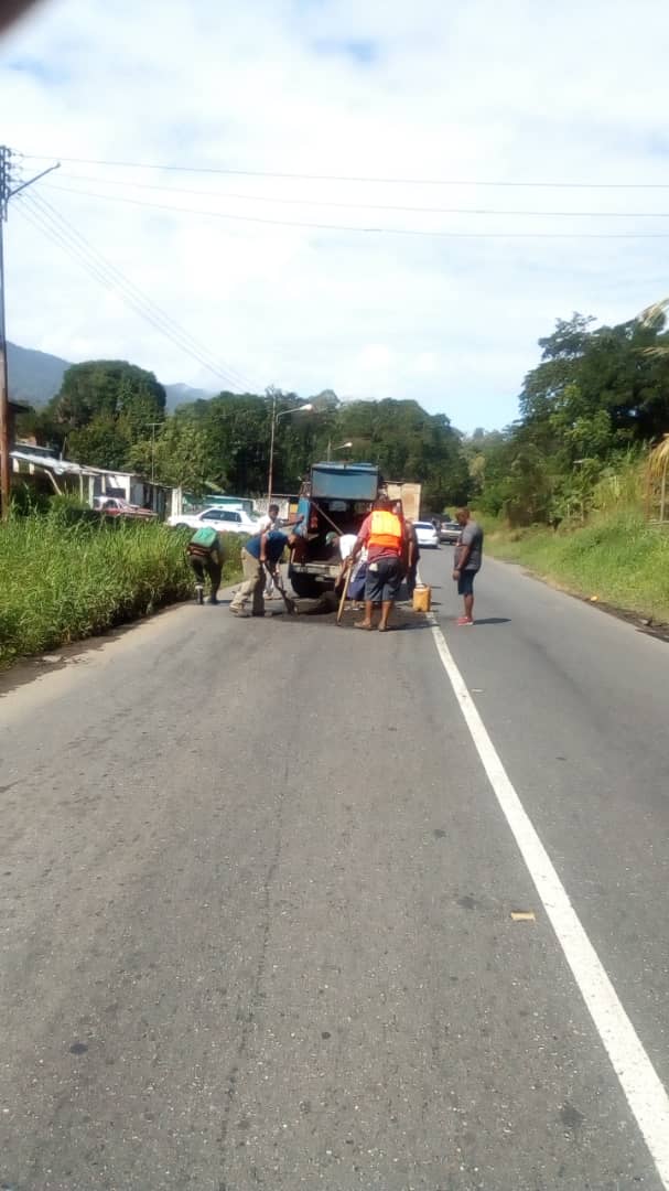 MBSPTVMIRANDA17's tweet photo. Transportistas del MBSPTV MIRANDA eje Barlovento activo y colaborando con su pueblo tapan huecos de la troncal 9 guapo el clavo río chico el pueblo salva el pueblo unidos venceremos @NicolasMaduro @HectoRodriguez @HAbreuMRT @JorgMujica @Garces-ing @VTVcanal8 @OficialMbsptv https://t.co/QgR4ktAc7y