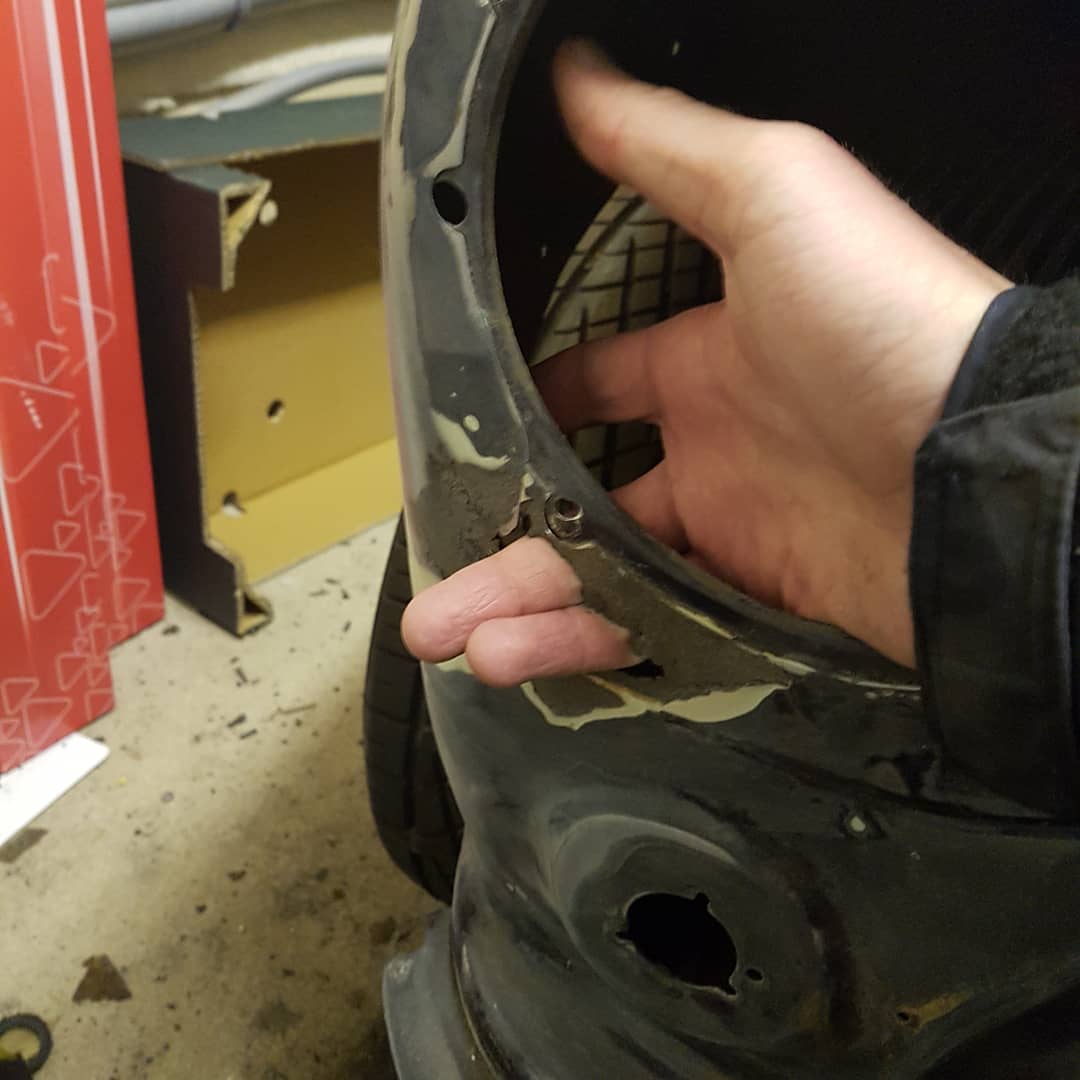 Got the orbital out. Found more rot, including a very worrying hole in the driver's headlamp mount.

The front wing cleaned up quite well, though.

#RescueRoxy #ClassicMini